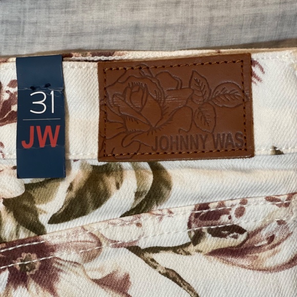 JOHNNY WAS Rose Print Cropped Boyfriend Jean. Boho. Frayed Hem. New with tags - Picture 3 of 5